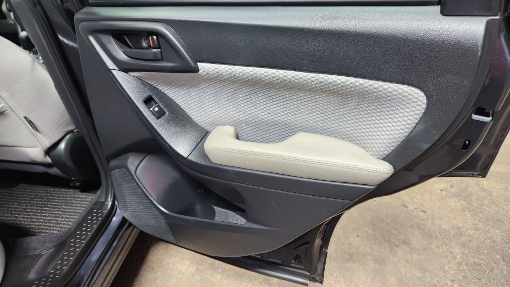 2017 Subaru Forester Image 35