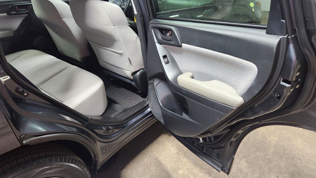 2017 Subaru Forester Image 37