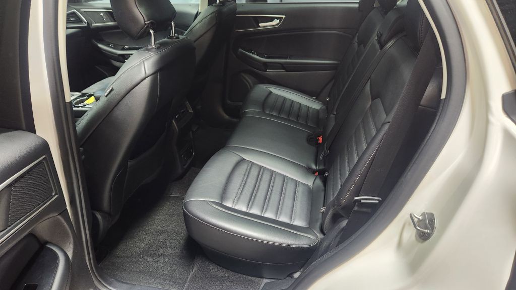2017 Ford Edge Image 12