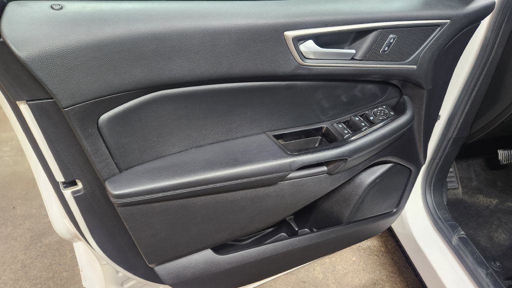 2017 Ford Edge Image 19