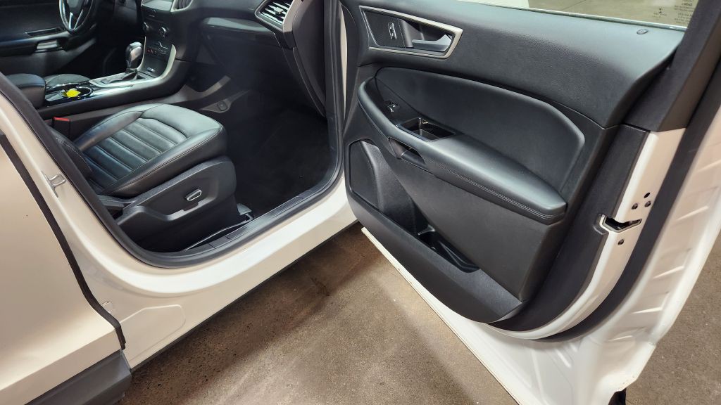2017 Ford Edge Image 44