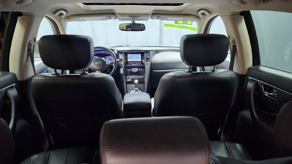 2017 INFINITI QX70 Image 8