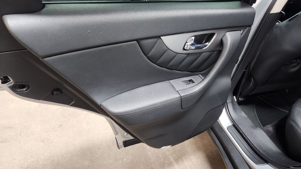 2017 INFINITI QX70 Image 10