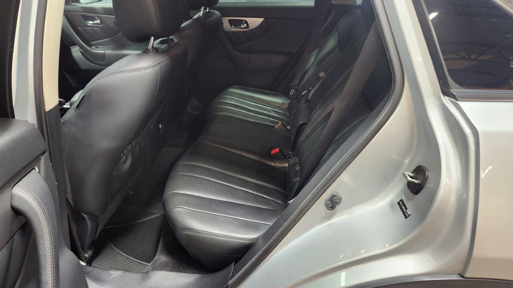 2017 INFINITI QX70 Image 11