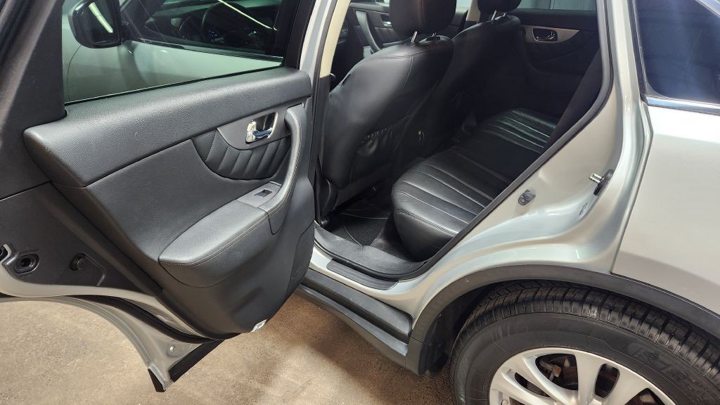 2017 INFINITI QX70 Image 12