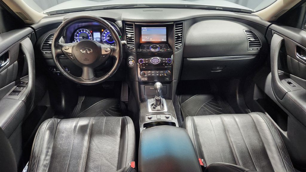 2017 INFINITI QX70 Image 13