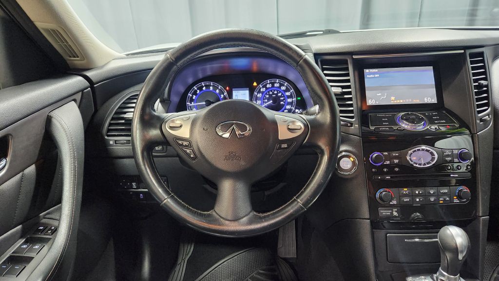 2017 INFINITI QX70 Image 14