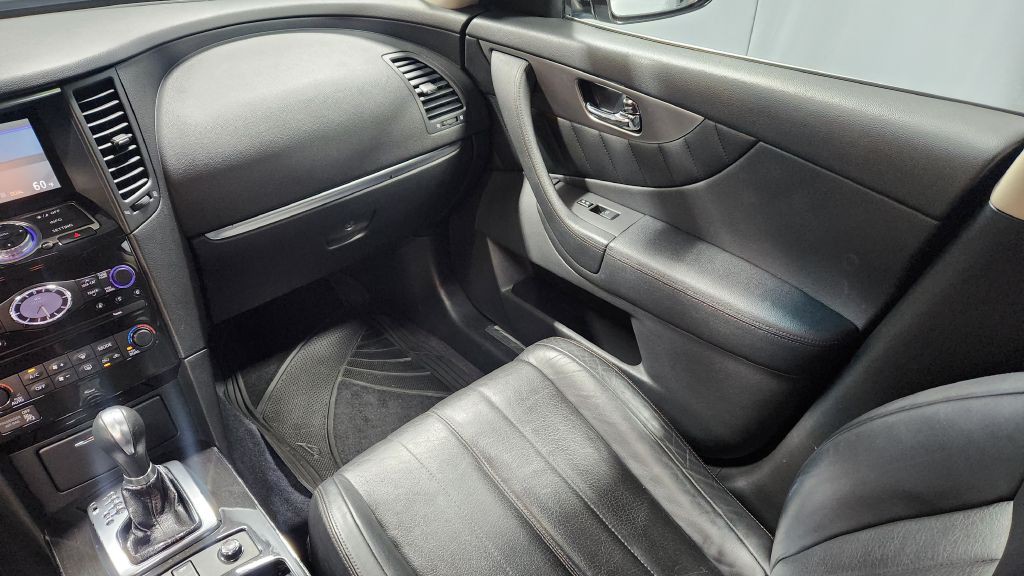 2017 INFINITI QX70 Image 16