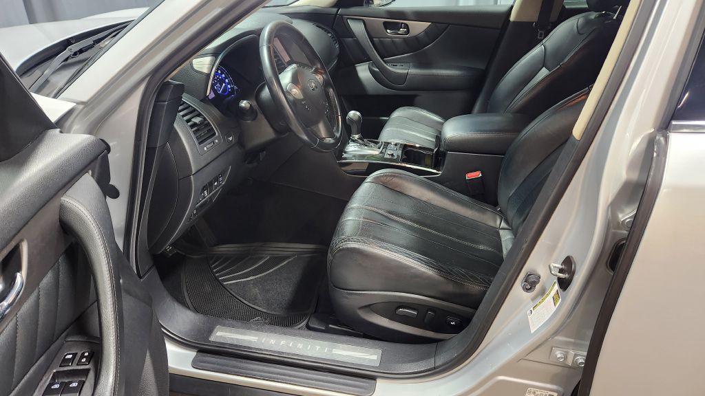 2017 INFINITI QX70 Image 18