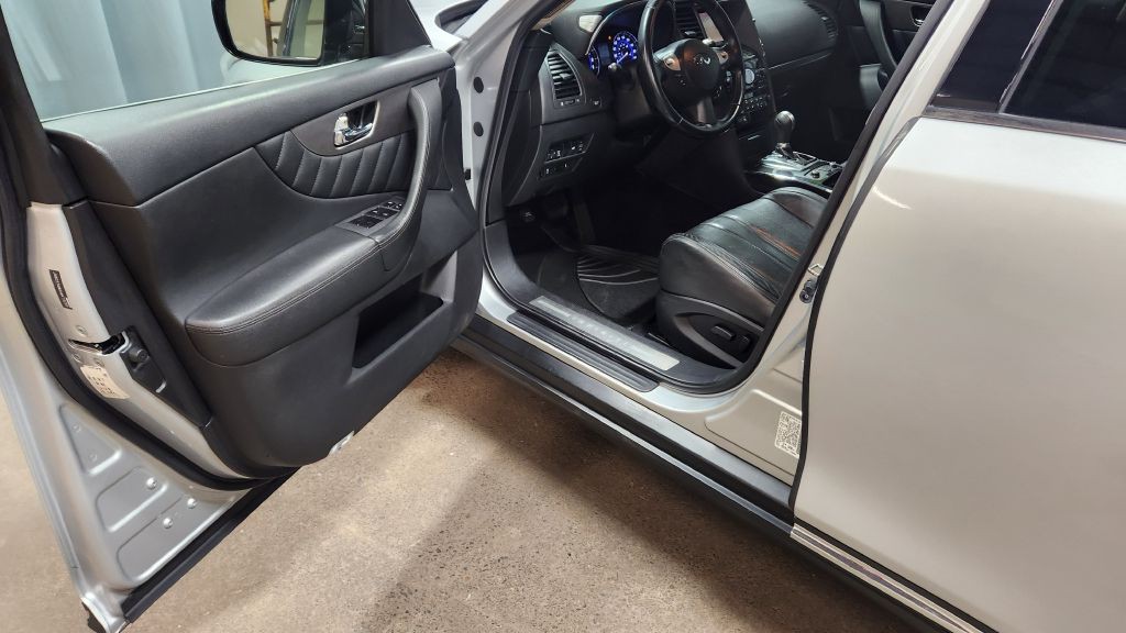 2017 INFINITI QX70 Image 19