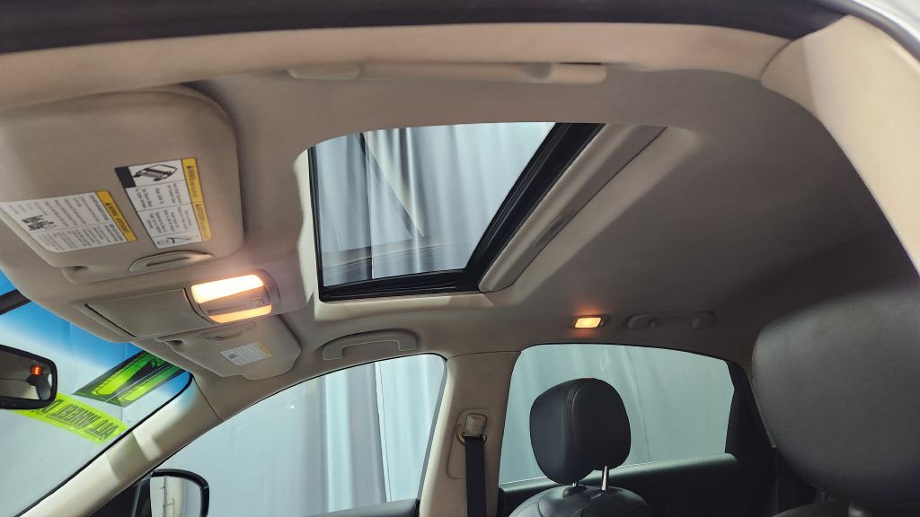 2017 INFINITI QX70 Image 21