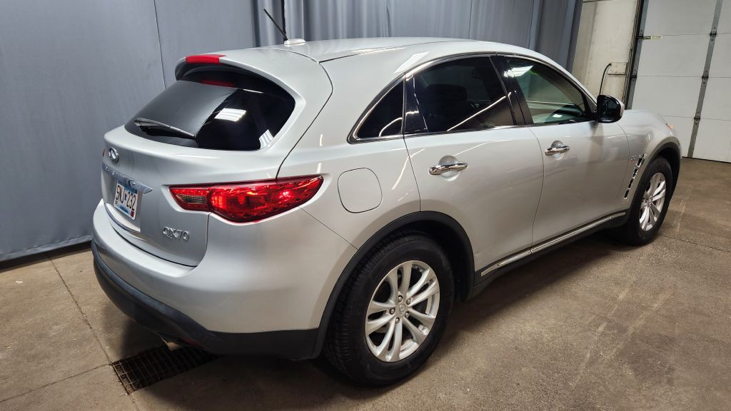 2017 INFINITI QX70 Image 30