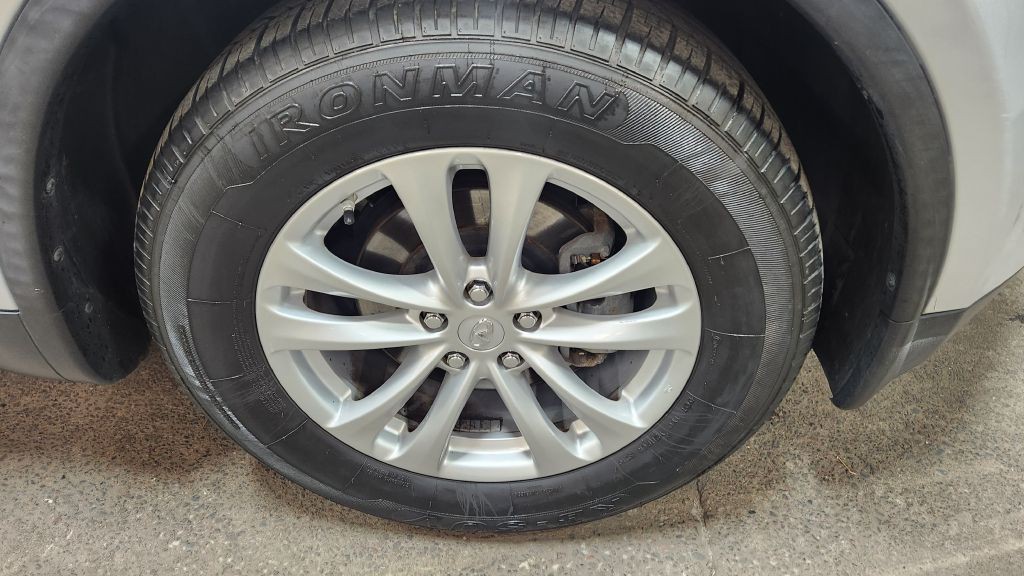 2017 INFINITI QX70 Image 35