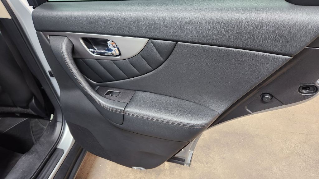 2017 INFINITI QX70 Image 37