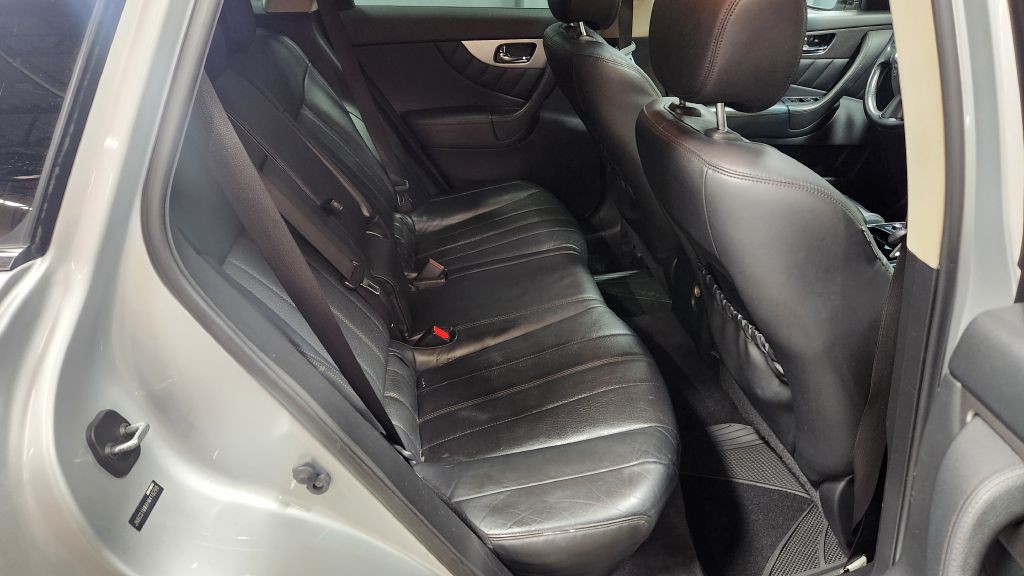 2017 INFINITI QX70 Image 38