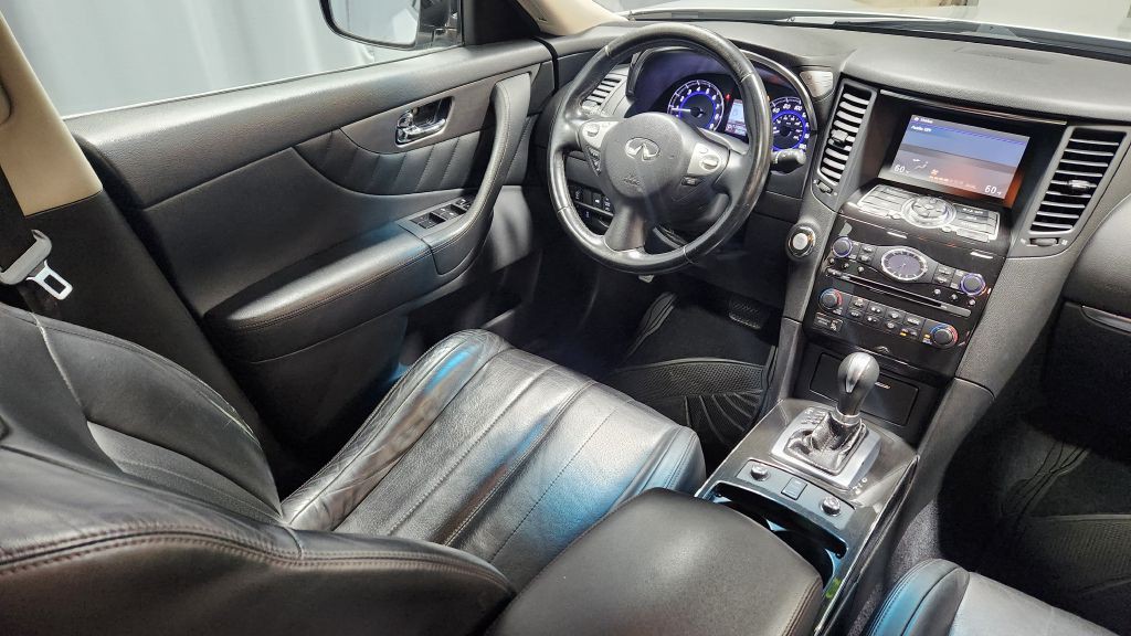 2017 INFINITI QX70 Image 40