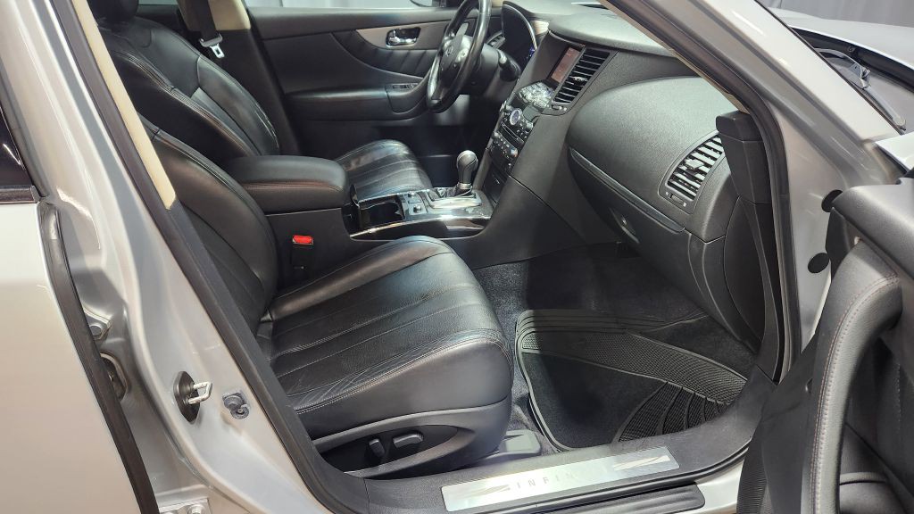 2017 INFINITI QX70 Image 42