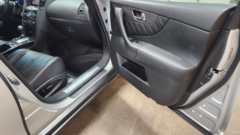 2017 INFINITI QX70 Image 43