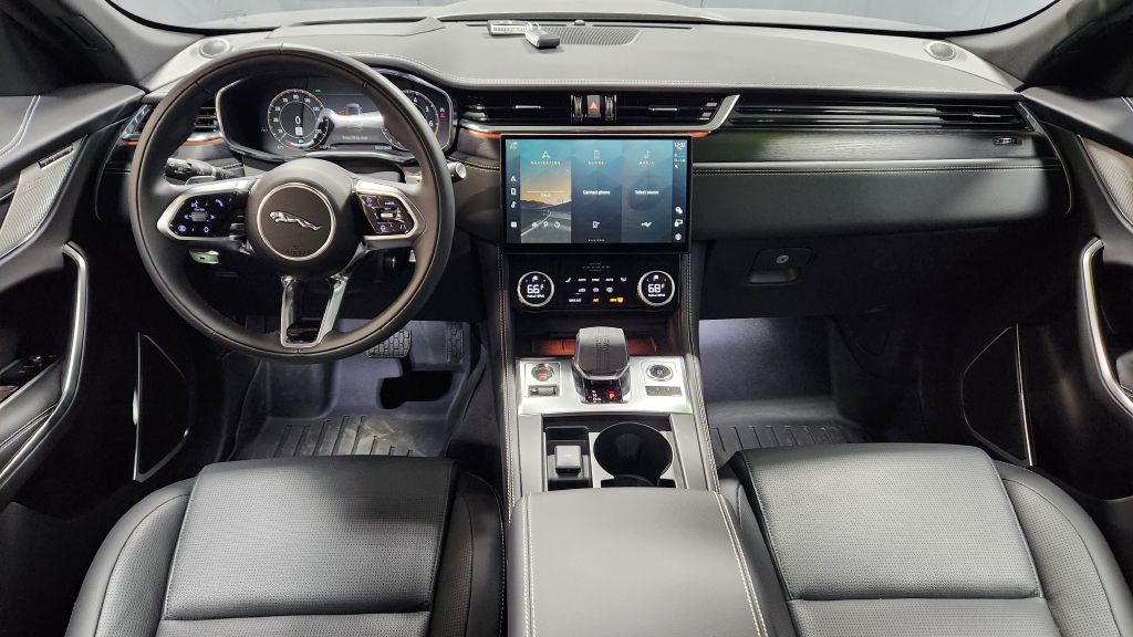 2025 Jaguar F-PACE Image 16