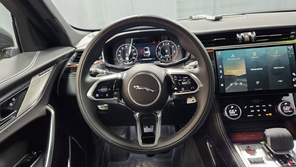 2025 Jaguar F-PACE Image 17