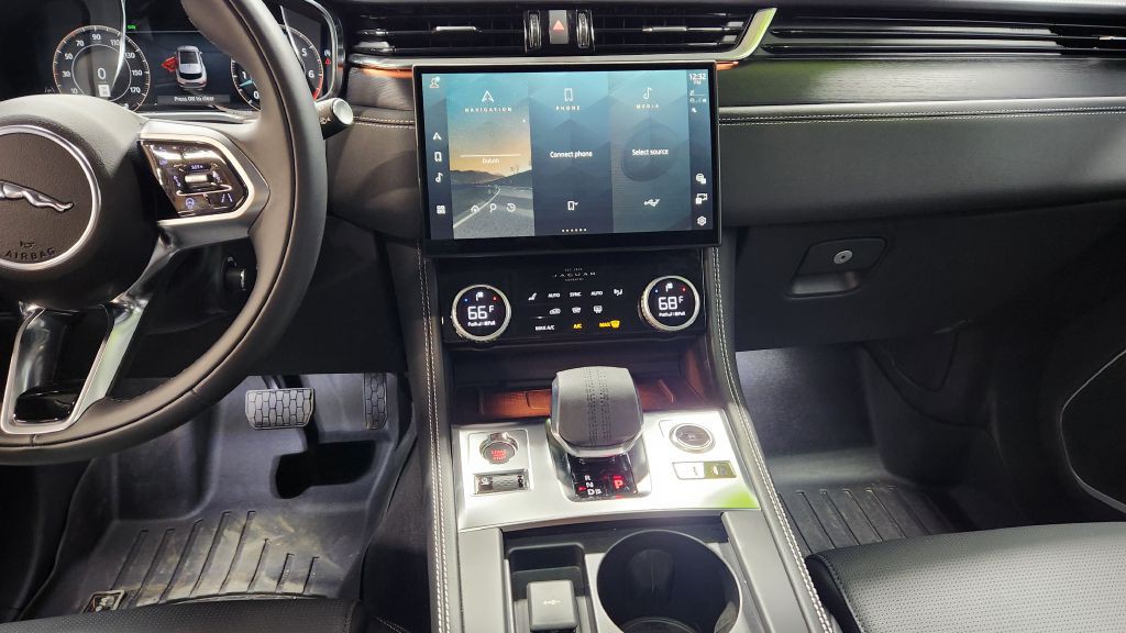 2025 Jaguar F-PACE Image 18