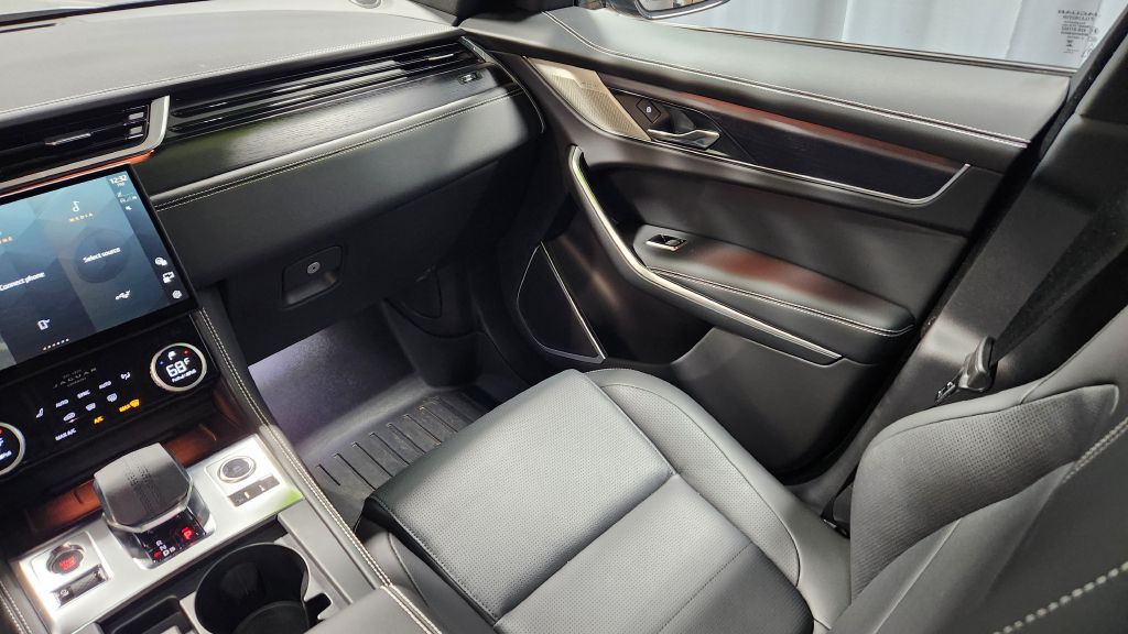 2025 Jaguar F-PACE Image 19