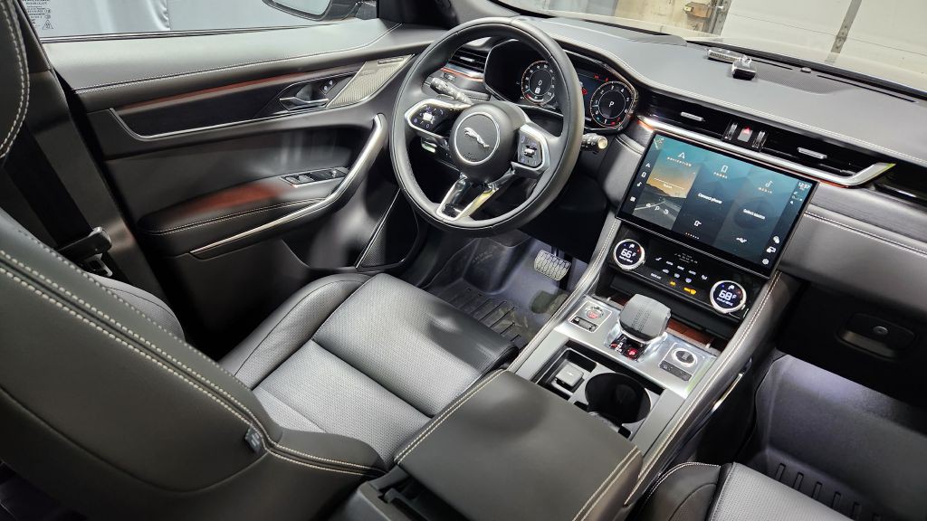 2025 Jaguar F-PACE Image 41
