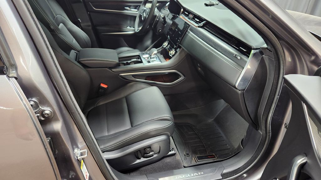2025 Jaguar F-PACE Image 44
