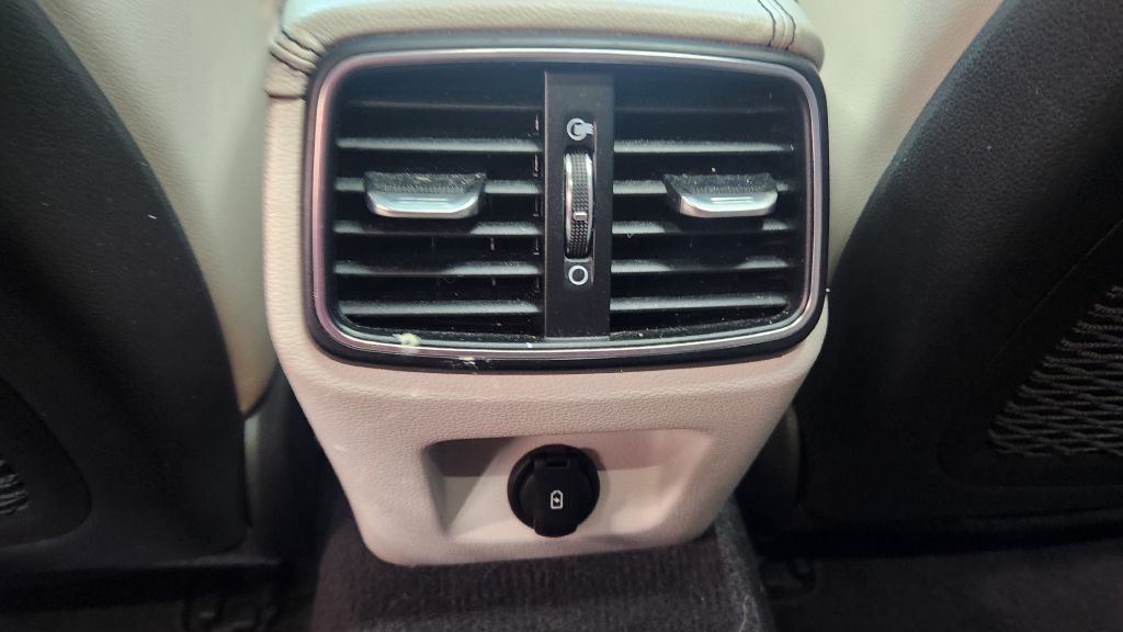 2019 Genesis G70 Image 16