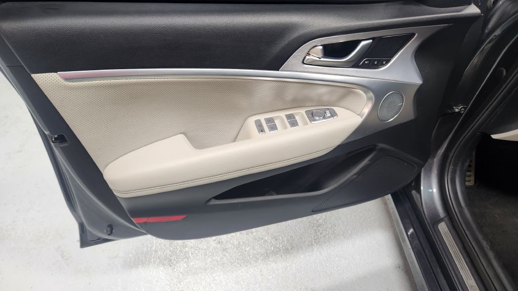 2019 Genesis G70 Image 17