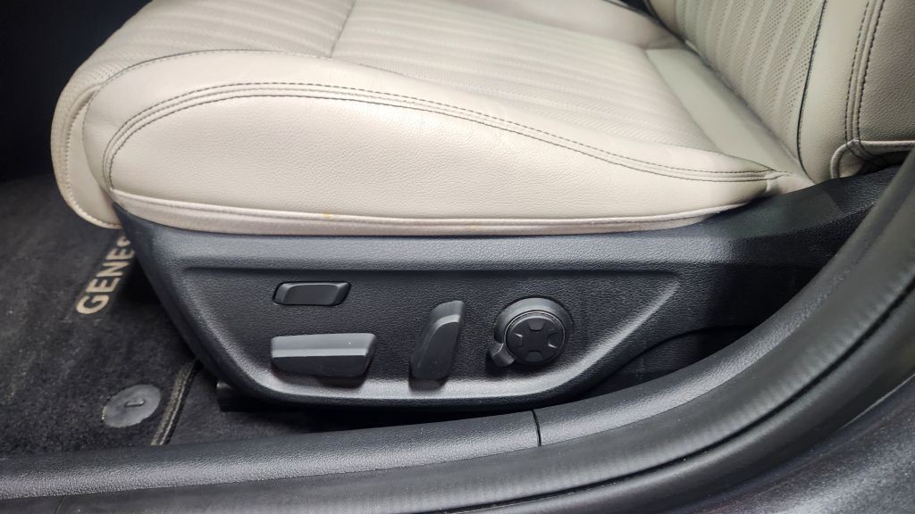 2019 Genesis G70 Image 20