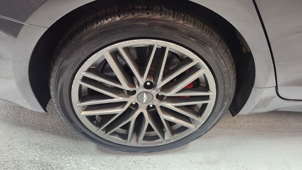 2019 Genesis G70 Image 38