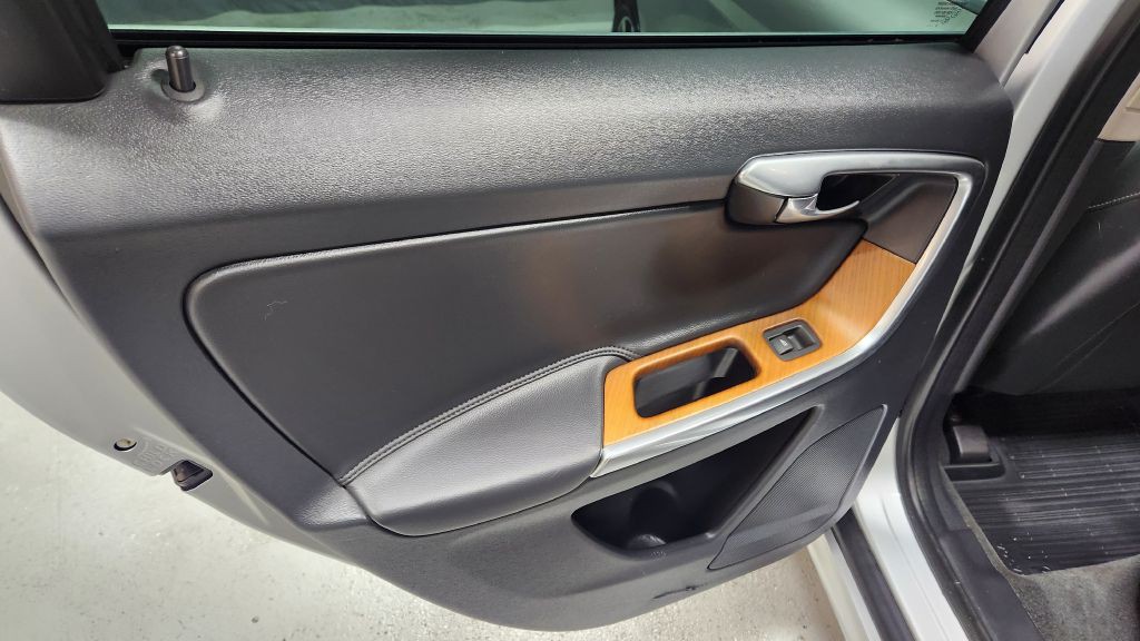 2017 Volvo XC60 Image 14