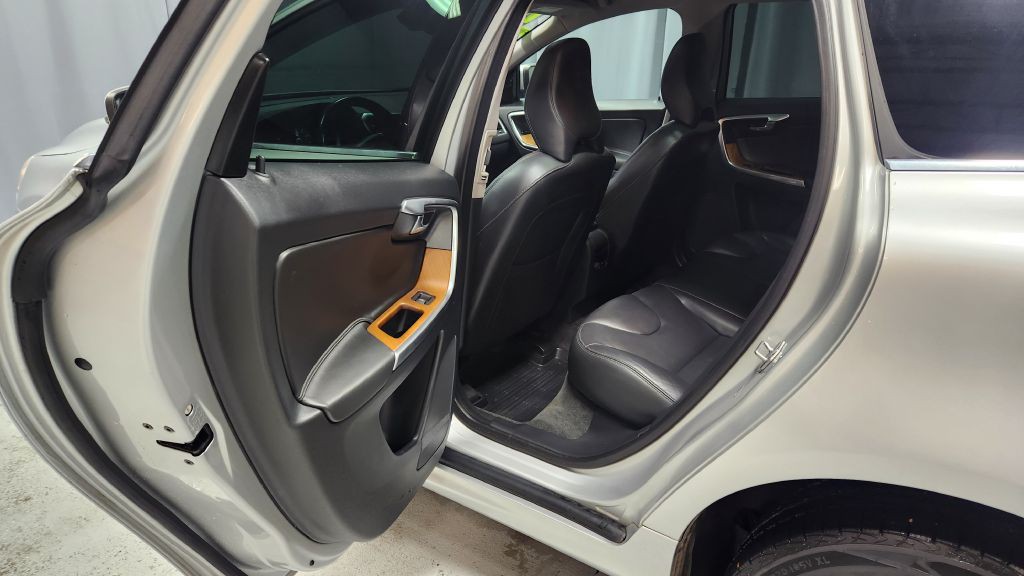 2017 Volvo XC60 Image 16