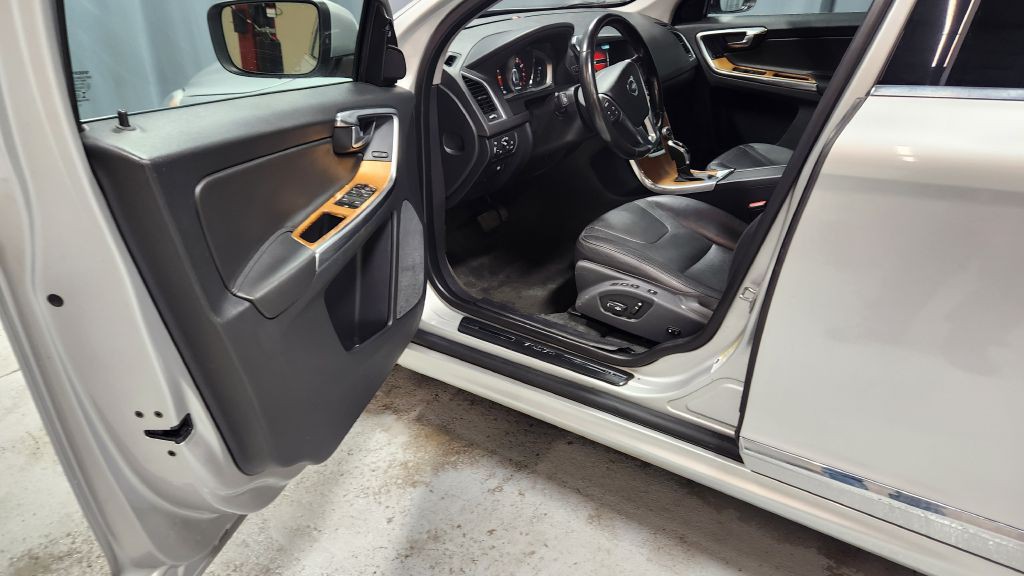 2017 Volvo XC60 Image 25