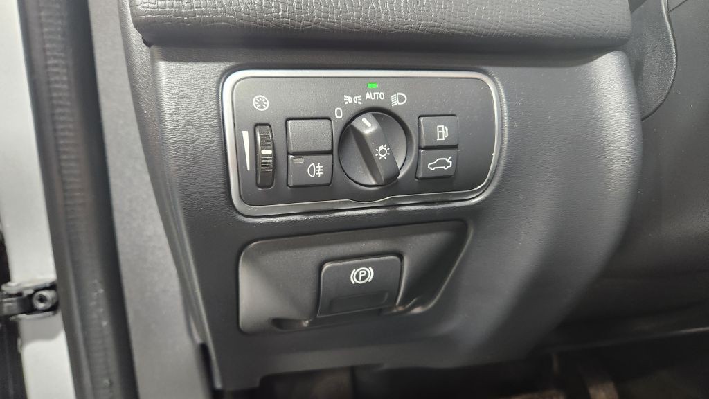 2017 Volvo XC60 Image 28