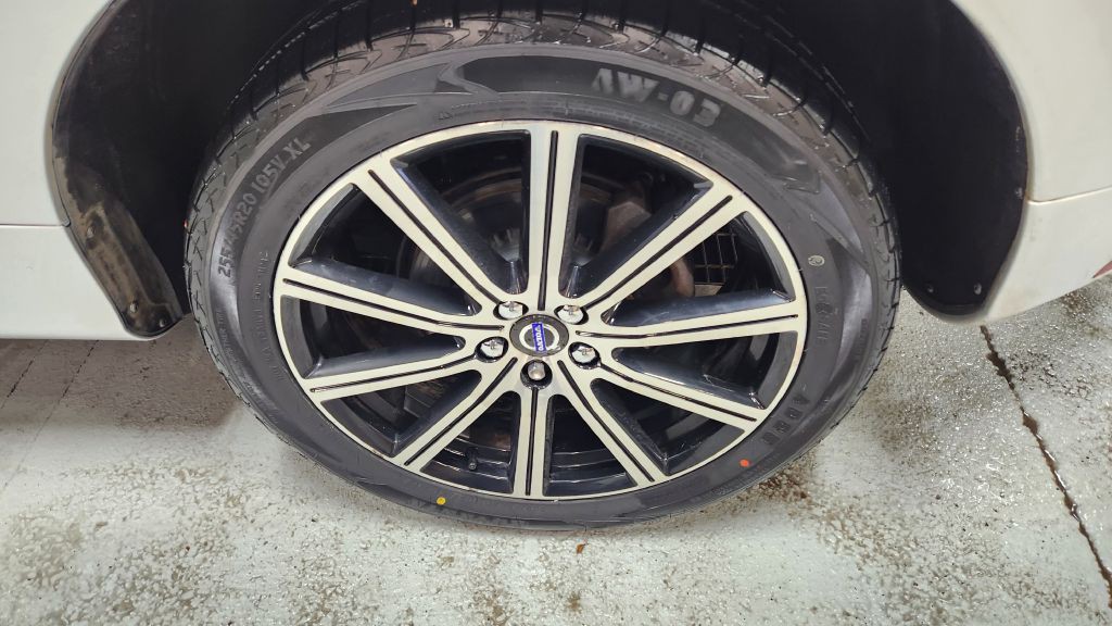 2017 Volvo XC60 Image 30