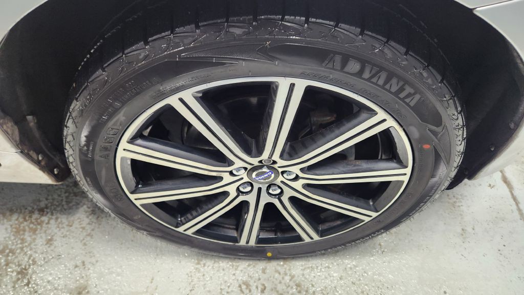 2017 Volvo XC60 Image 32