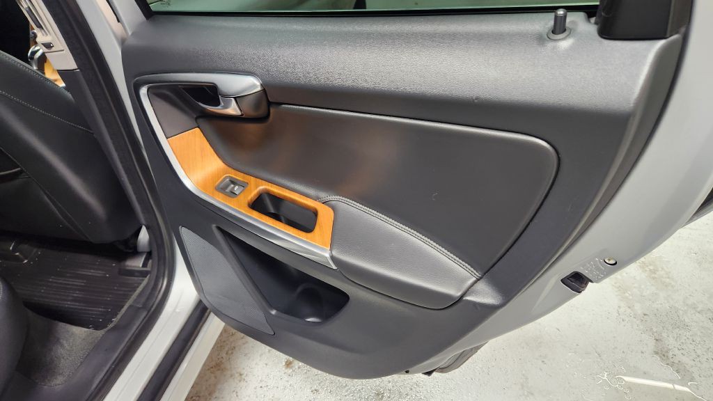 2017 Volvo XC60 Image 41