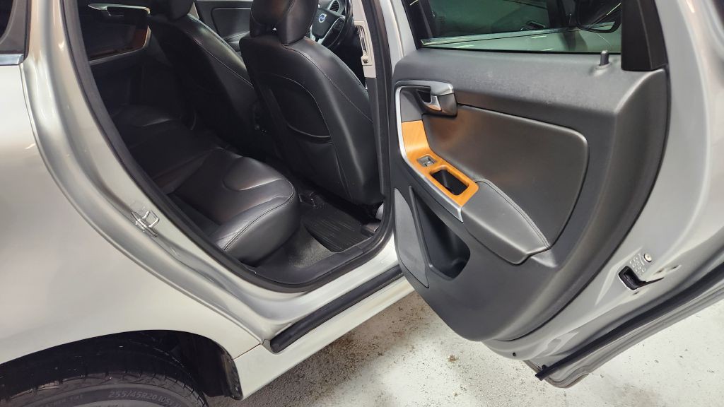 2017 Volvo XC60 Image 43