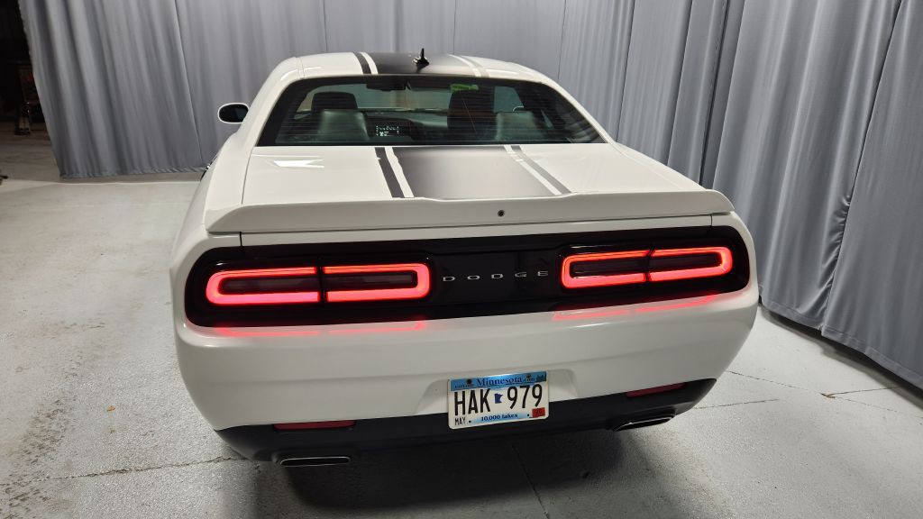 2017 Dodge Challenger Image 4