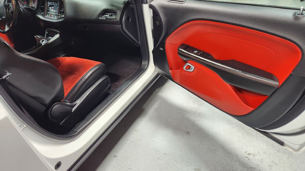 2017 Dodge Challenger Image 38