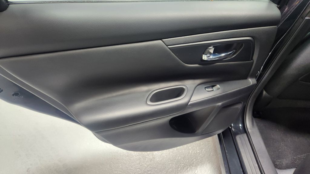 2017 Nissan Altima Image 8