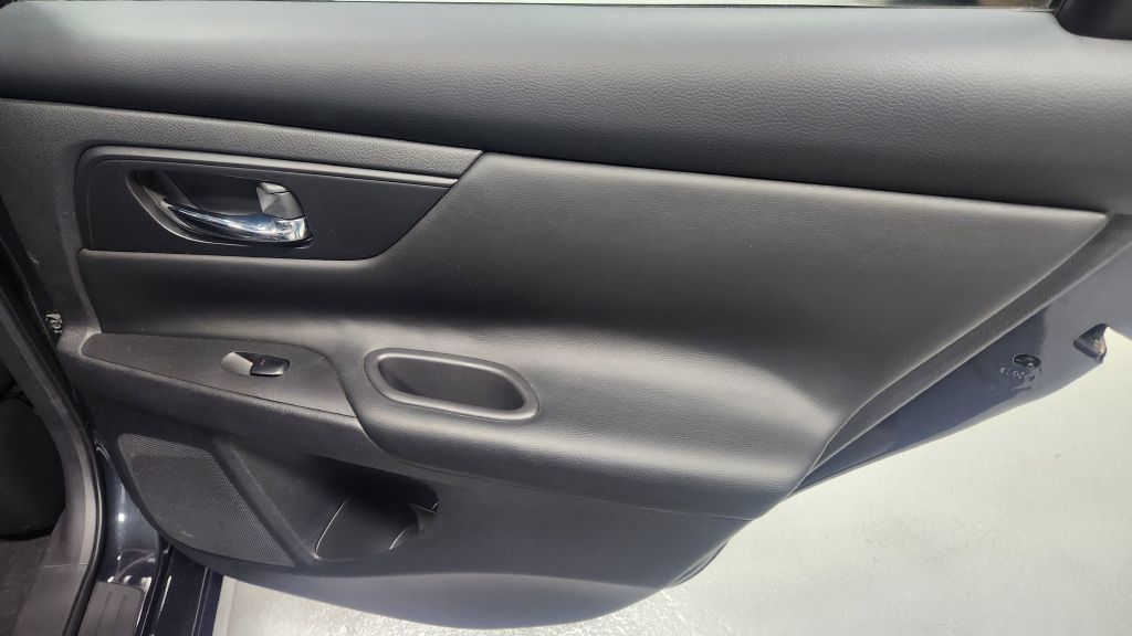 2017 Nissan Altima Image 34