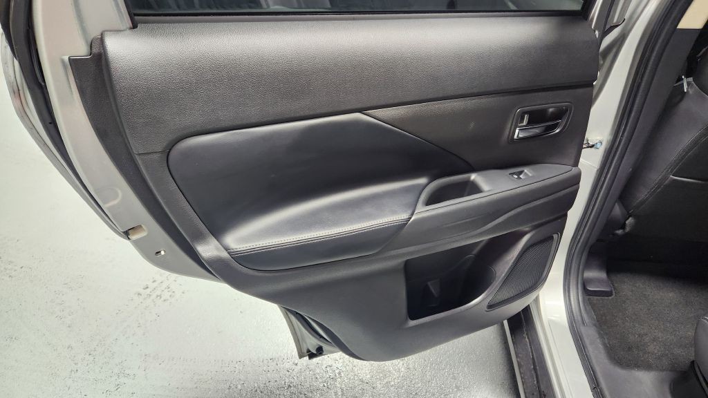 2020 Mitsubishi Outlander Image 7