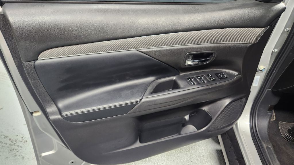 2020 Mitsubishi Outlander Image 14