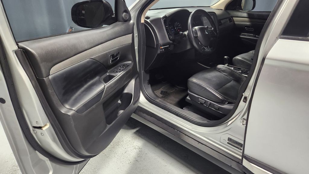 2020 Mitsubishi Outlander Image 16