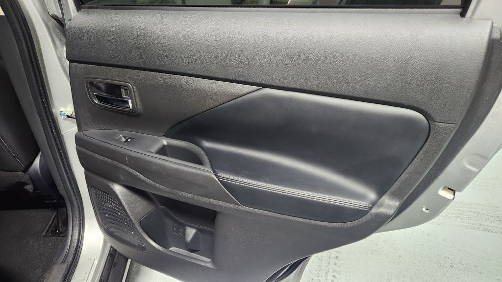 2020 Mitsubishi Outlander Image 32