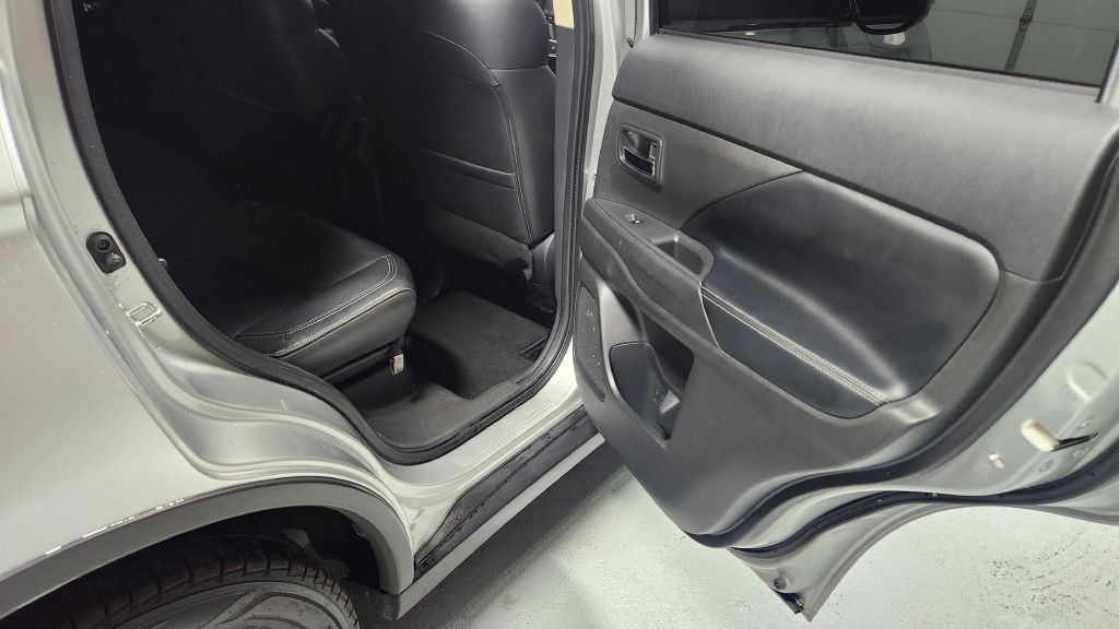 2020 Mitsubishi Outlander Image 34