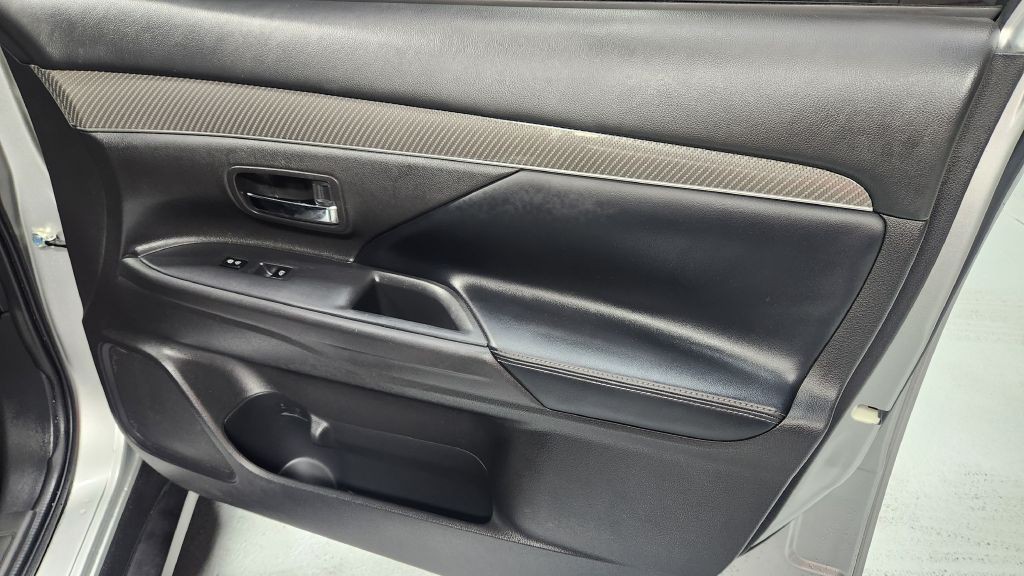 2020 Mitsubishi Outlander Image 36